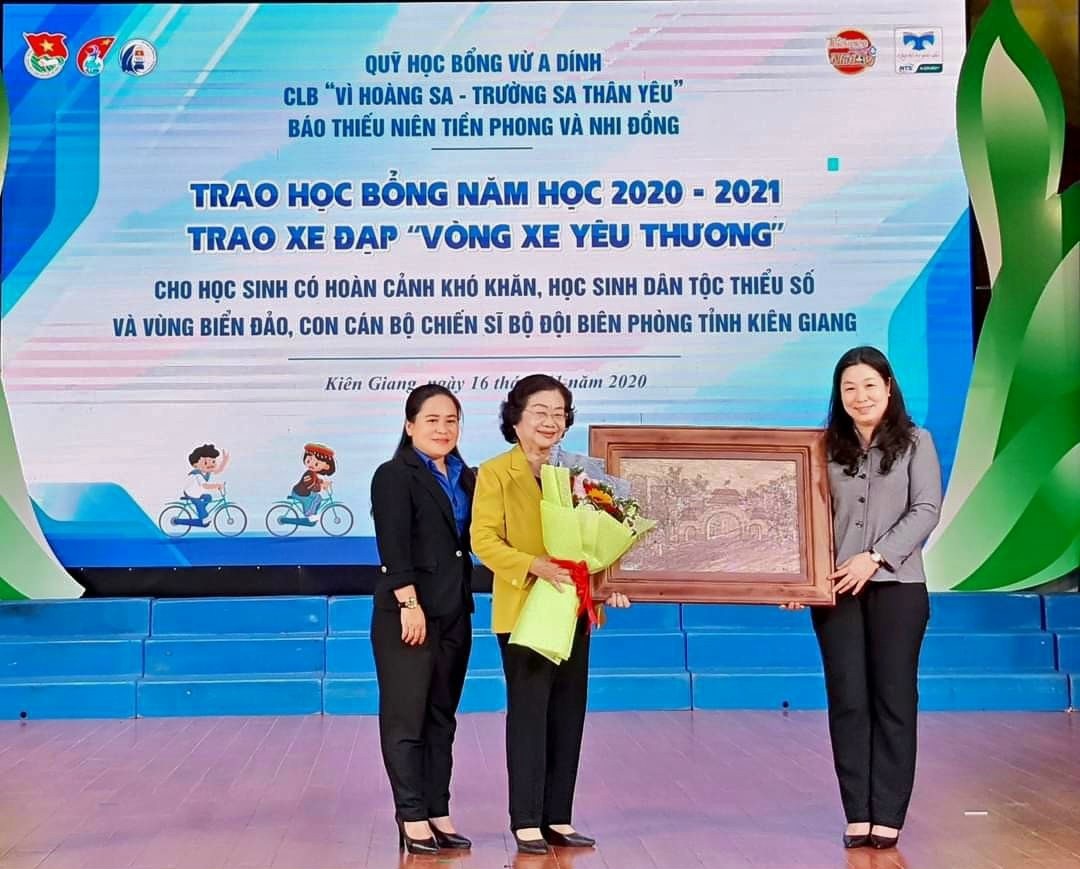 Tặng tranh cho Nguyên Phó Chủ tịch nước